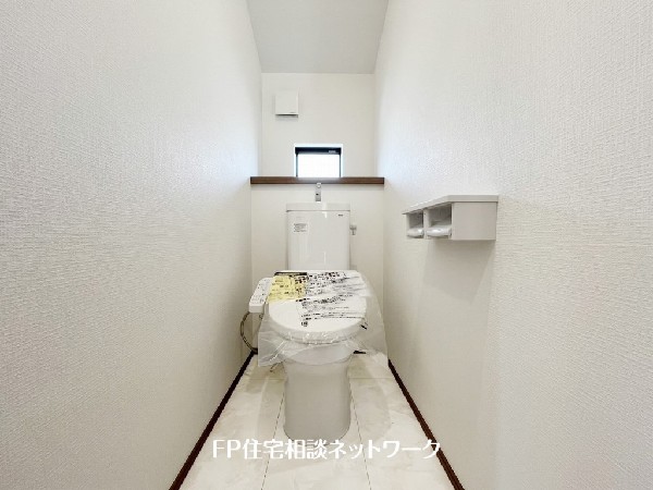 洗浄機能付き便座を標準装備。便座保温機能もあるので寒い季節も安心。トイレ奥のスペースにちょっとした収納を造作することも可能。