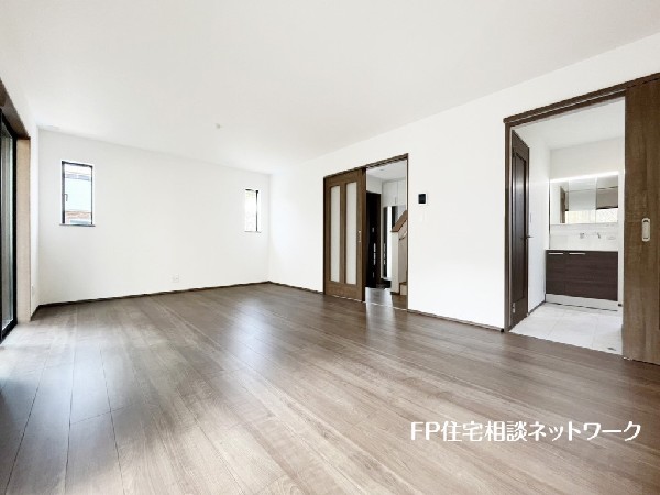 家族だんらんのスペースとなるリビング。家具の配置がしやすい広さを確保しつつ、窓が多い設計は色々な角度から光が取り込めるこだわりの間取りです。