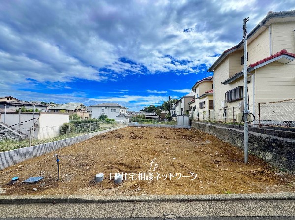 外観:閑静な住宅地に位置した住宅で、整形地広々とした間口を確保しカースペースも並列3台駐車可能です。