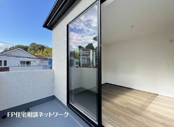 外観:南面バルコニーは太陽の温もりをめいいっぱい受け止めてくれます。太陽の光と爽やかな風を受けたお洗濯物はあっという間に乾き、取りこむ時には太陽の匂いを感じられそう。