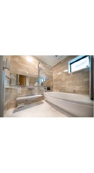 【建物プラン例　建物価格1980万円、建物面積100m2】1.25坪の広々としたユニットバスと、上質な石目調デザインが魅力のバスルーム。広々とした浴槽で、心も体もリラックスできる癒しのひとときを。