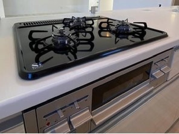 【建物プラン例　建物価格1980万円、建物面積100m2】慣れている方も多く、火力が目に見えるため、使いやすいという方も多い、3口のガスコンロ仕様です。