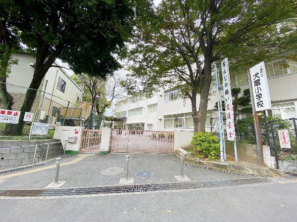 周辺環境:犬蔵小学校(緑の丘に包まれた自然豊かな環境の中で、歴史を刻んできた犬蔵小学校。現在、1100人以上の児童が、のびのびと学校生活を送っています。)