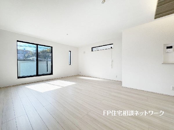 オープンな空間を生み出す、広がりとゆとり。家族と過ごす時間を大切にしたい方にぴったりのゆとりある住空間です。日差しがリビングの隅々までしっかりと届きます。