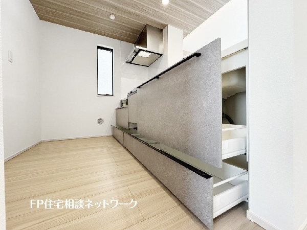 スライド収納付きのシステムキッチン。料理器具なども収納できて出し入れもスムーズ。収納量もたっぷりなので料理器具やストック調味料なども入れられる。