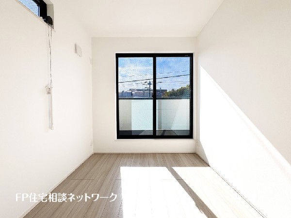 大きな窓で日差しを長時間受ける事が出来る暖かいお部屋です。もちろんペアガラスで、遮音性にも優れ、結露も発生しにくい構造。