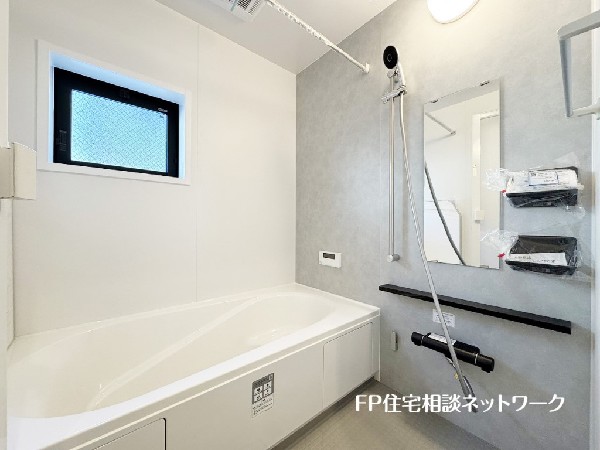 ゆったり入れる一坪バス。足を伸ばして入れるサイズは一日の疲れを癒すのに嬉しい広さ。お子様と一緒の入浴でも充分な広さです。