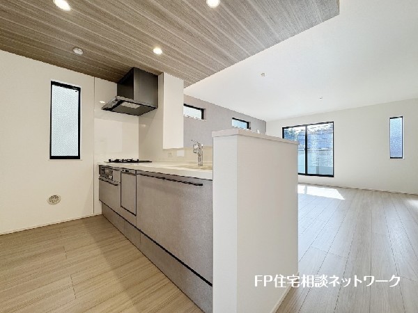 新しいキッチンは食事の支度も楽しく出来る。お手伝いをしてくれるお子様と並びながら準備や片付けが出来るキッチンは、ご家族のコミュニケーションを育む場として活躍します。