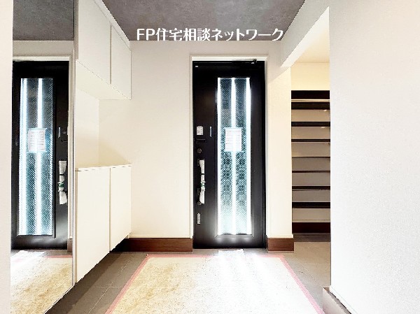 玄関ホールがスッキリ広々としていると帰る時も出ていく時も気持ちが良い。来客を出迎える玄関が綺麗ならその家の印象が良くなる。