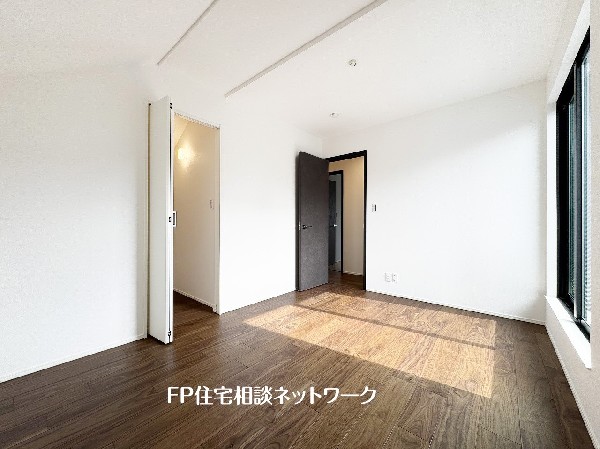 全居室には大型の収納クローゼットを完備。普段使いのお洋服や小物はもちろん、季節物のお洋服などもしっかりと整理整頓出来る。居室空間を隅々まで使えるのが嬉しい。