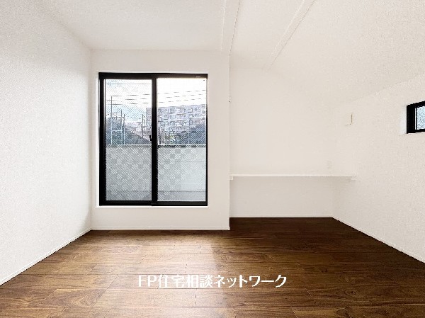 大きな窓で日差しを長時間受ける事が出来る暖かいお部屋です。もちろんペアガラスで、遮音性にも優れ、結露も発生しにくい構造。