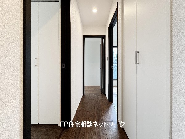 2面採光でお部屋の隅々まで明るい印象の居室。おひさまの光を、爽やかな風をたっぷりと取り込めます。居室内はいつも明るいので、毎日の生活も自然と明るくなりますね。