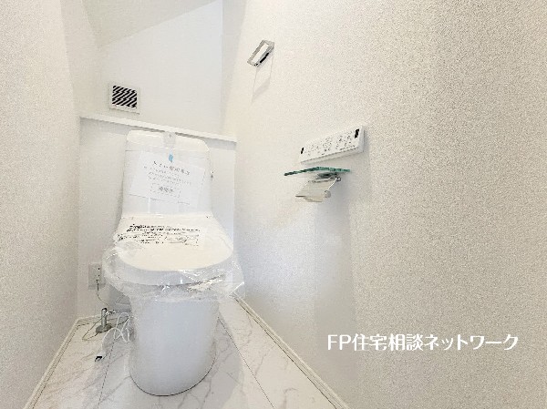 ウォシュレット、暖房便座機能付のトイレです。従来型に比べ節水効果があり、お手入れもしやすいので、家計も家事の負担も軽減してくれます。