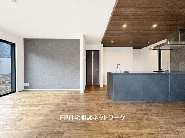 想像以上の質感が訪れる者の心を離さない。フローリング素材、窓の配置、壁面タイル、カラーバランス、どれをとってもワンランク上の仕上がり。