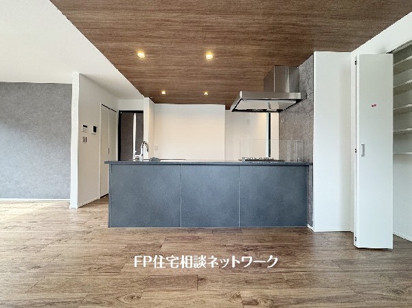 ペニュンシュラキッチンですので、出来上がったお料理をカウンターに並べてお子様が運ぶなど、お手伝いの時間も増えそうですね。