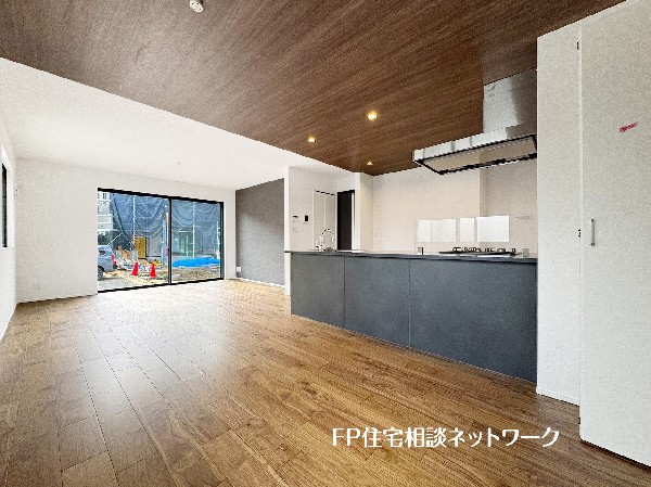 大切な家族が集まるからこそLDKにはこだわりたい。日当たりのよい広いＬＤＫを、子供たちが元気に走り回っている姿を見た時「広い家にして良かった」と思う。