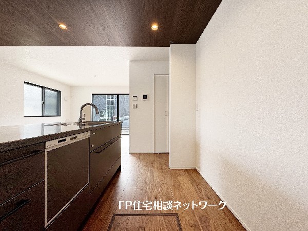 新しいキッチンは食事の支度も楽しく出来る。お手伝いをしてくれるお子様と並びながら準備や片付けが出来るキッチンは、ご家族のコミュニケーションを育む場として活躍します。