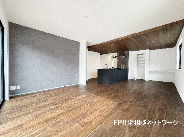 家族だんらんのスペースとなるリビング。家具の配置がしやすい広さを確保しつつ、窓が多い設計は色々な角度から光が取り込めるこだわりの間取りです。