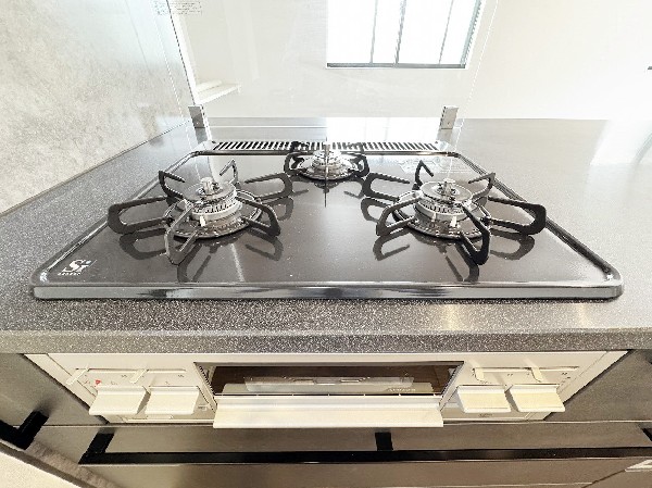 同仕様設備：同時並行で調理しやすい3口コンロです。お料理を同時にすすめることができ、料理時間の短縮にもなります。