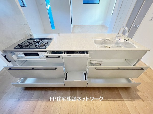 スライド収納付きのシステムキッチン。料理器具なども収納できて出し入れもスムーズ。収納量もたっぷりなので料理器具やストック調味料なども入れられる。
