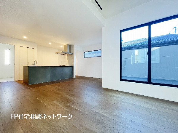 大切な家族が集まるからこそLDKにはこだわりたい。日当たりのよい広いＬＤＫを、子供たちが元気に走り回っている姿を見た時「広い家にして良かった」と思う。