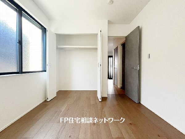 全居室には大型の収納クローゼットを完備。普段使いのお洋服や小物はもちろん、季節物のお洋服などもしっかりと整理整頓出来る。居室空間を隅々まで使えるのが嬉しい。