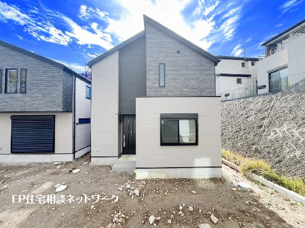 外観:小田急多摩線「栗平」駅徒歩10分の好立地！全16棟の大規模分譲現場で各号棟デザイナーがこだわった間取りの住宅です。