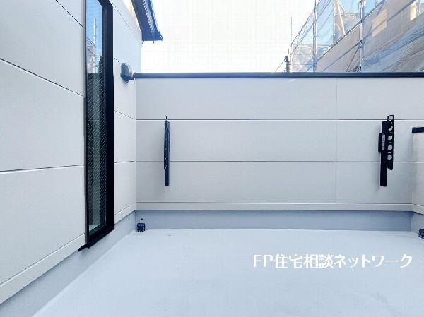 外観:洗濯物を干すだけのスペースではもったいない多用途にご利用いただける大型ルーフバルコニーです。天気の良い日にはテーブルとイスを並べて外でお食事なども楽しめる。