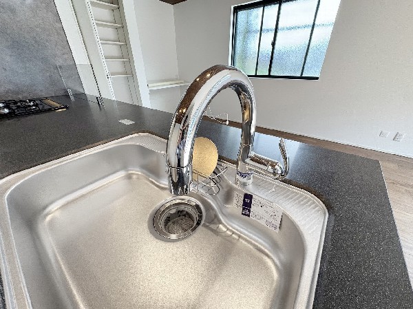 同仕様設備：スタイリッシュな、浄水器一体型水栓です。水栓にシャワーホースと浄水器を内蔵し、カルキ臭など軽減。シャワーヘッドを引き出すことで、広いシンクのお手入れもラクラク。