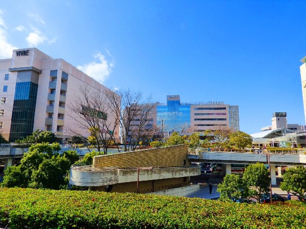 周辺環境:新百合ヶ丘駅(ショッピングモールや映画館のある駅ビルが立ち並ぶ人気の駅です。区役所等の公共機関も多数集まっており便利です。)