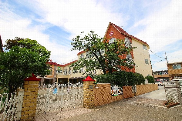 周辺環境:宮内幼稚園( 当園では長年の幼児教育研究実践をとおして築きあげた内容に加えて、時代のニーズに合わせた体験を重視して、多様な教育活動を展開しています)