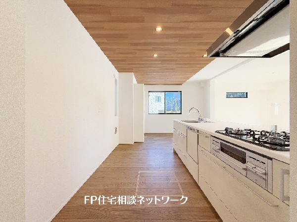 新しいキッチンは食事の支度も楽しく出来る。お手伝いをしてくれるお子様と並びながら準備や片付けが出来るキッチンは、ご家族のコミュニケーションを育む場として活躍します。