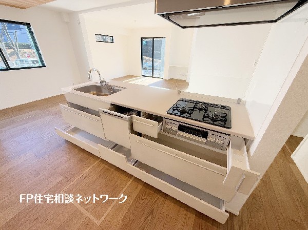 スライド収納付きのシステムキッチン。料理器具なども収納できて出し入れもスムーズ。収納量もたっぷりなので料理器具やストック調味料なども入れられる。