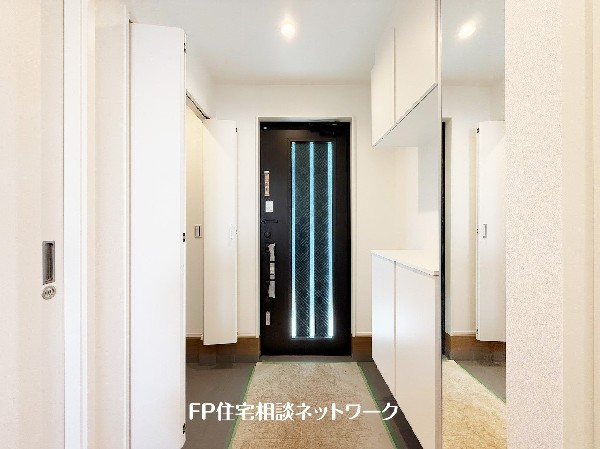 玄関ホールがスッキリ広々としていると帰る時も出ていく時も気持ちが良い。来客を出迎える玄関が綺麗ならその家の印象が良くなる。