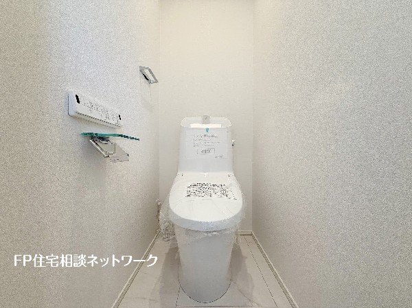 ウォシュレット、暖房便座機能付のトイレです。従来型に比べ節水効果があり、お手入れもしやすいので、家計も家事の負担も軽減してくれます。