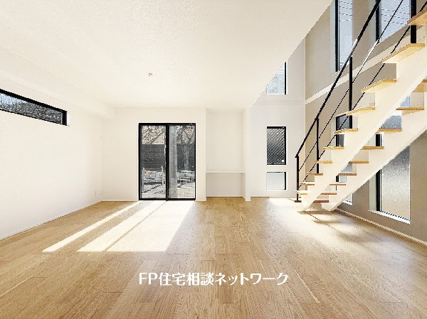 想像以上の質感が訪れる者の心を離さない。フローリング素材、窓の配置、壁面タイル、カラーバランス、どれをとってもワンランク上の仕上がり。