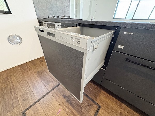 同仕様設備：食器洗浄乾燥機　時間の節約、手が荒れない、水道代の節約、高温度で洗うので油汚れもしっかり落とせる。まさに理想家電。
