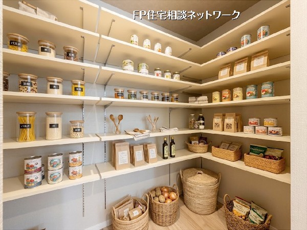 【パントリー】  本画像はAIがCGで食品・小物を作成しており、実際の現地に食品・小物は設置されておりません。また、販売価格に食品・小物等は含まれておりません。