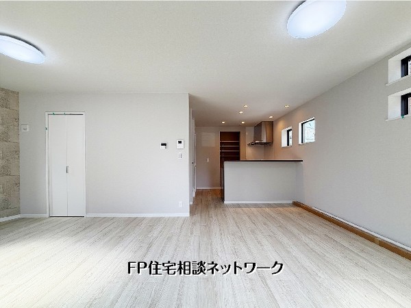 【LDK│21.37帖】  白を基調とした明るいLDKは、木目調の床が温かみを演出する心地よい空間です。対面式キッチンからは家族の様子が見渡せ、会話も弾みます。