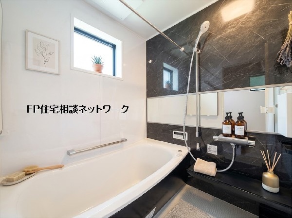 【浴室】  黒の石目調パネルが高級感を演出する、ホテルライクなバスルーム。ワイドミラーが空間に奥行きを与え、日々の疲れを癒やす上質なひとときを叶えます。浴室乾燥機付きで雨の日の洗濯も安心です。