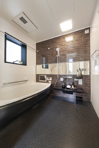 バスルーム：W断熱クッション層があるので、入った瞬間から心地よく冬場もヒヤッとせずに快適。溝を伝って水が途切れることなくゆっくり排水で乾きます。