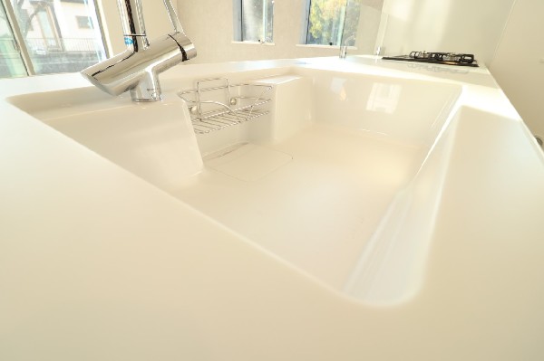 カウンター一体型シンク：硬く熱にも強い耐久性に優れた材質です。180℃の油が入った鍋を置いても変色しません。シンクとカウンターが一体型で掃除も楽々。