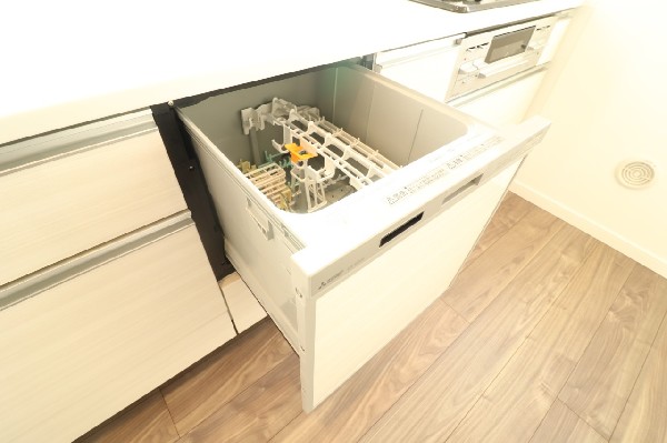 食器洗浄乾燥機：ホーローなので整流板についた頑固な汚れもサッととれ、お手入れも簡単。使い始めたら手放せないと評判の設備！