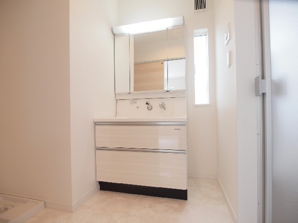 900mワイド洗面化粧台：ミラーの裏側は収納になっているので歯ブラシや整髪料などをスッキリ収納できる。また下部収納はスライド式で大容量！