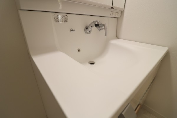 洗面ボウル：カウンターとボウルは人造大理石になっているので、水垢汚れが付きにくく美しさが長持ちします。