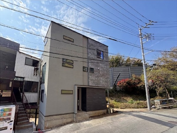 外観:グレーと石目調の外壁が調和する、洗練されたモダンな邸宅。プライバシーに配慮した窓配置と、表情豊かなデザインが目を引きます。落ち着きある住環境で、自分らしい上質な暮らしを叶えます。