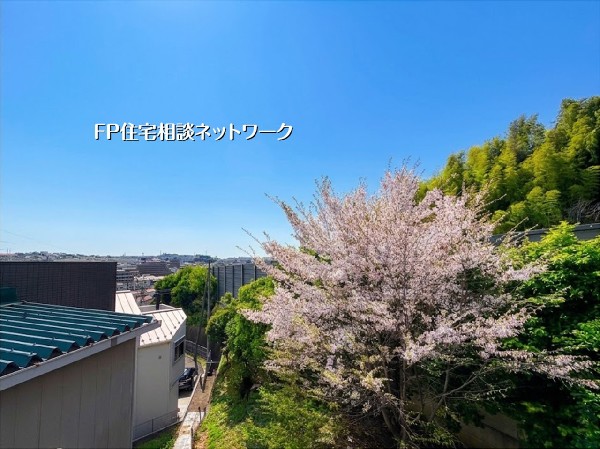 外観:【バルコニーからの眺望】  春の訪れを告げる桜と、爽やかな緑に囲まれた住まい。美しい眺望と豊かな緑が、日々の暮らしに安らぎと彩りを添えます。開放感あふれるこの場所で、理想の生活を始めてみませんか。