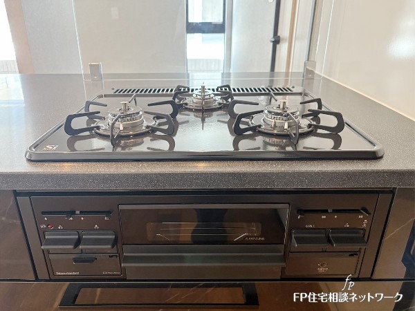 【類似外観同仕様】3口ガスコンロ　慣れている方も多く、火力が目に見えるため、使いやすいという方も多い、3口のガスコンロ仕様です。