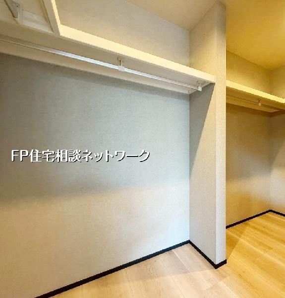 【ウォークインクローゼット】  類似同仕様、施工例のため分譲中の建物とは外壁、屋根開口部等の形状・仕様が異なります。