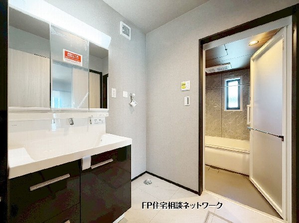 【洗面台】  類似同仕様、施工例のため分譲中の建物とは外壁、屋根開口部等の形状・仕様が異なります。